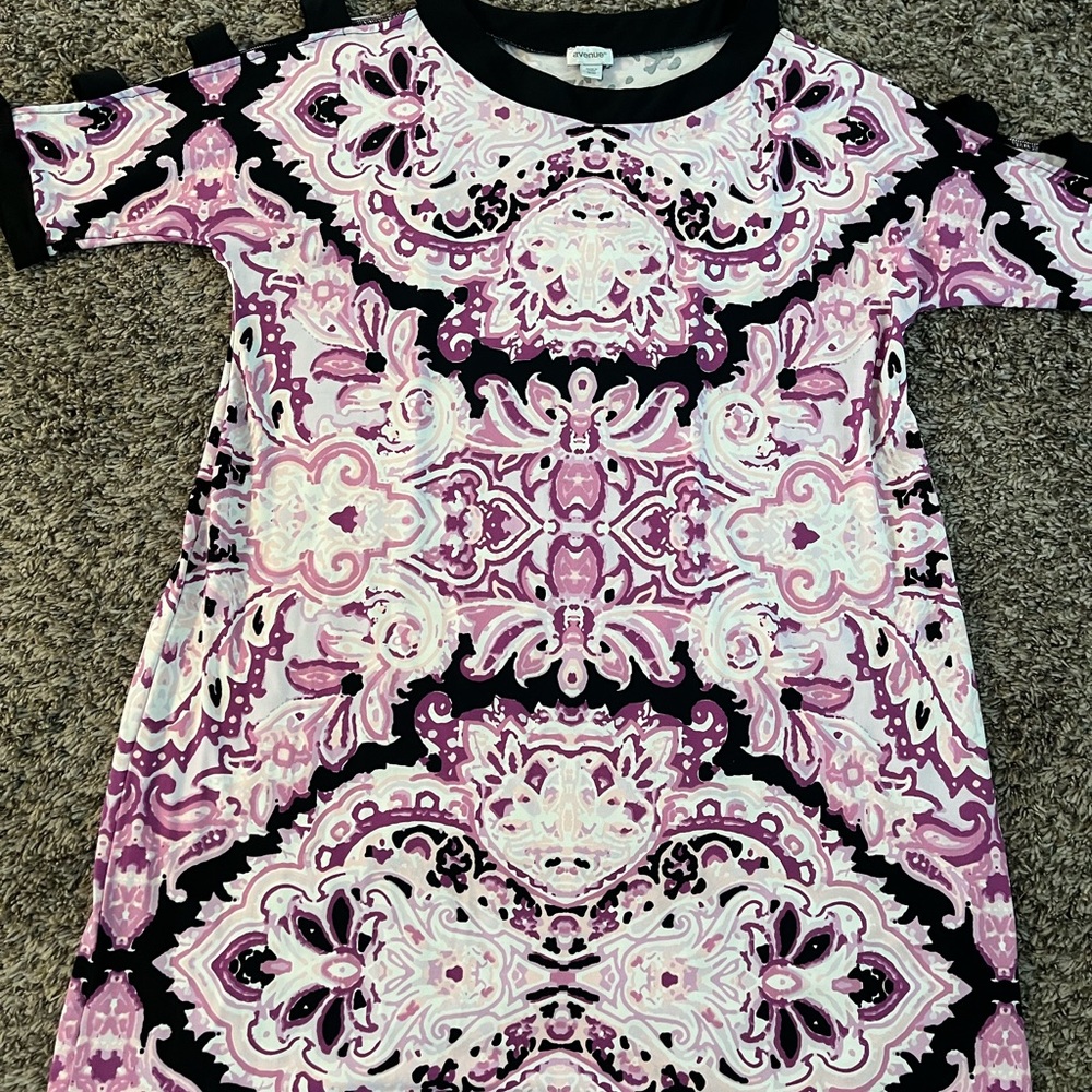 Get ready for spring with this lite dress with details on the 3/4 sleeve.